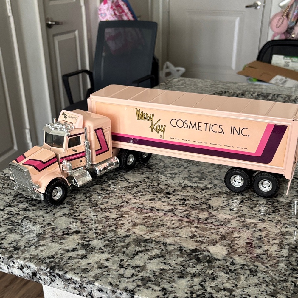 Vintage MaryKay Cosmetics collectible truck